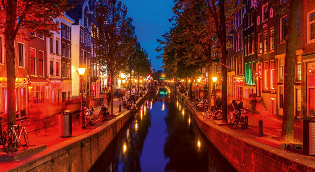 Amsterdam chce omezit turisty utržené ze řetězu: Nejezděte sem, hašišáky už u nás nechceme