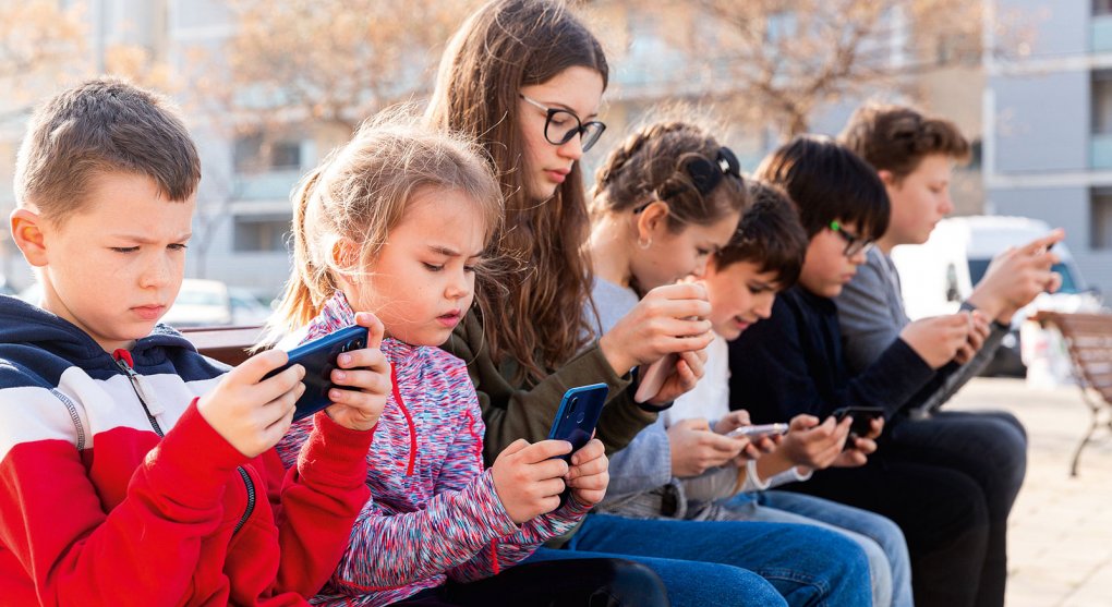 Děti jsou stále závislejší na sociálních sítích. EU to začíná razantně řešit