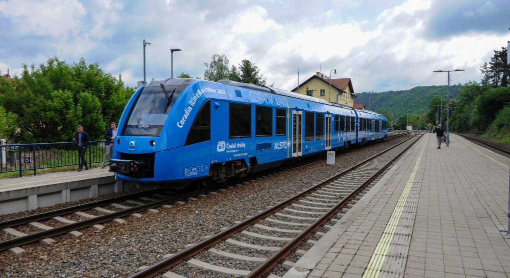 Na českou železnici dorazil vodíkový vlak. Zatím jen dočasně