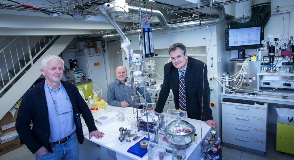 Zeolity a fotoaktivní nanovlákna. Čeští vědci zkoumají nové materiály pro průmyslové využití