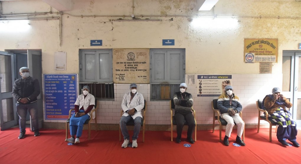 Báječní muži se stříkačkou. Indie zkouší vlastní vakcínu