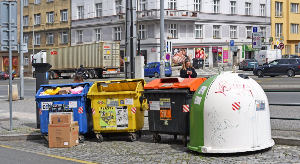 Barevné popelnice by mohly zmizet z ulic Prahy do dvorů domů