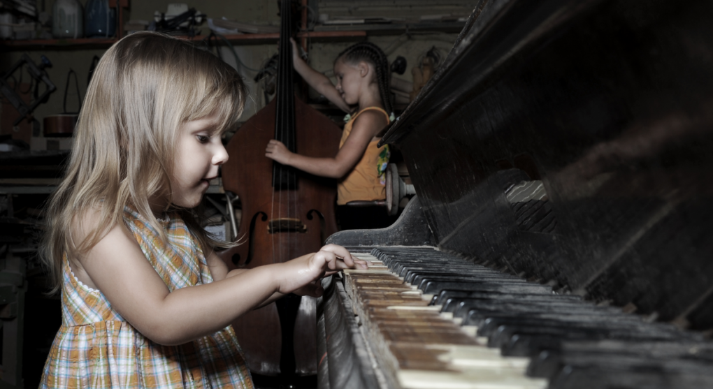 Děti hrají na 80 let staré klavíry, zjistily školy díky Komárkovi a Tchaj-wanu