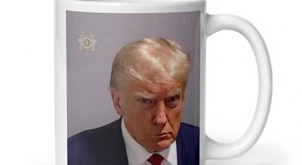 Trump prodává svoji policejní fotku ilegálně
