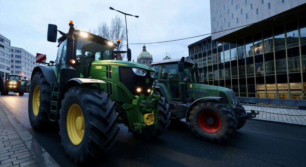 Traktory protestujících zemědělců projely Prahou a dorazily k ministerstvu zemědělství