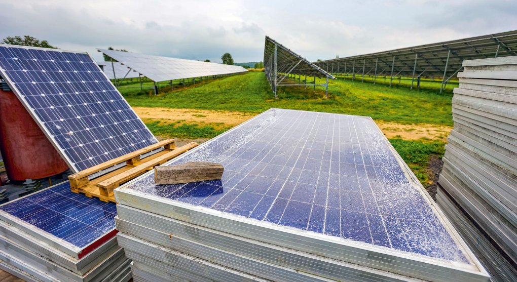 Recyklovat soláry i větrníky umíme. Zatím to ale není výdělečný byznys