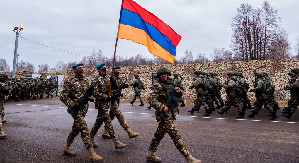 Kyjev se zlobí. Paříž dodává zbraně Arménii, která spolupracuje s Ruskem