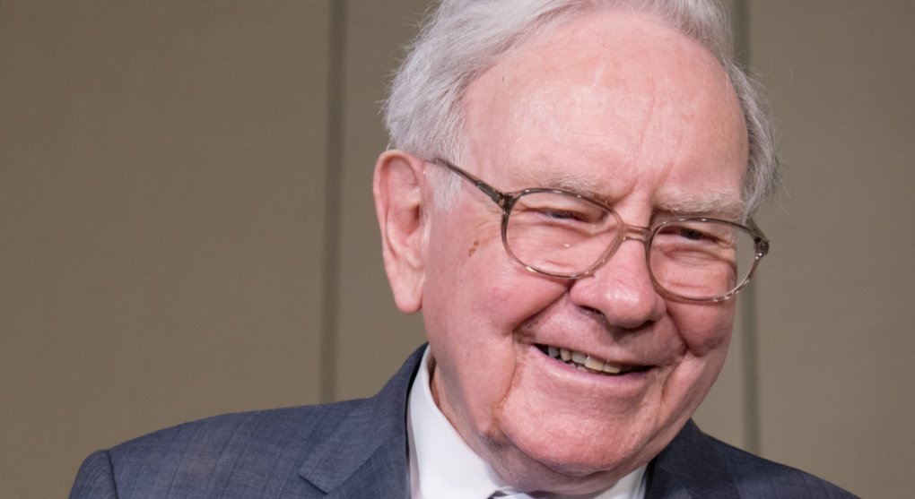 Warren Buffett hlásí návrat obřích zisků. Stíny však zůstávají