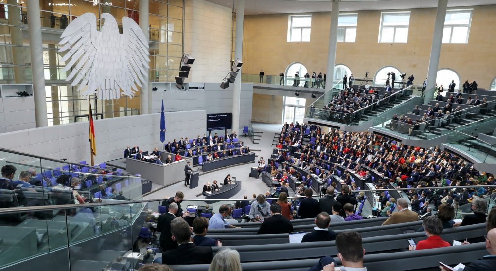Putinův „krtek“ se zabydlel v německém parlamentu. Němečtí zpravodajci jsou bezmocní