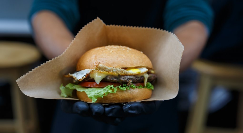 Američané přestávají jíst hovězí. Steaky a burgery si dopřávají už jen „boomeři“
