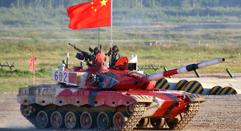 Číně válka vyhovuje a snaží se ji prodlužovat. Oslabí tím Rusko i USA