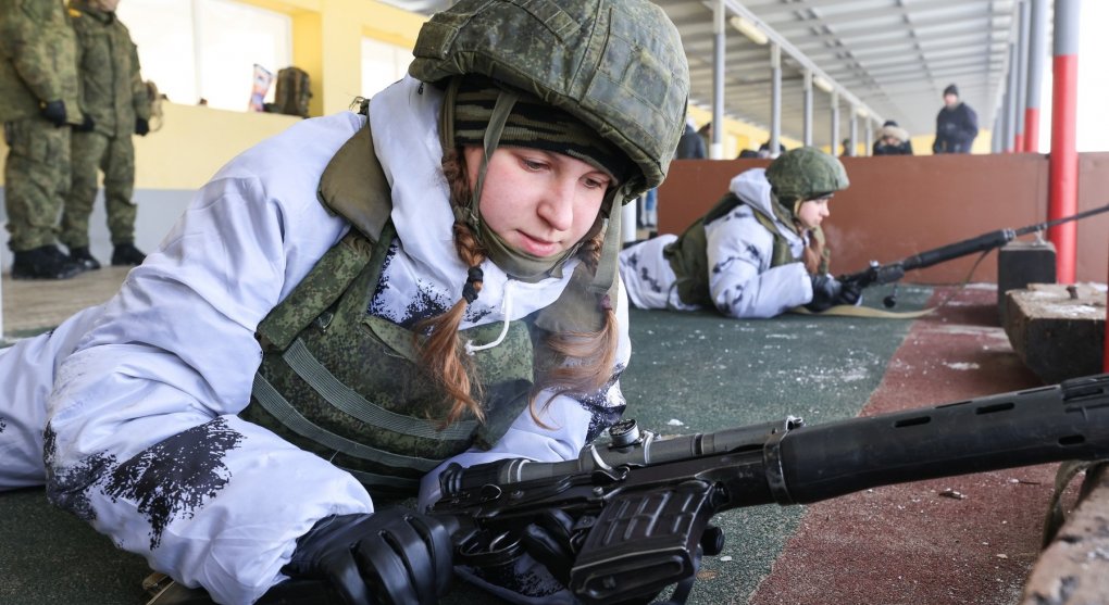 Školy v Rusku nakupují pušky a granáty. Děti se budou učit bojovat