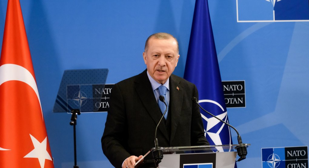 Erdoğan: Proč blokujeme vstup Švédska a Finska do NATO a co za jejich přijetí chceme