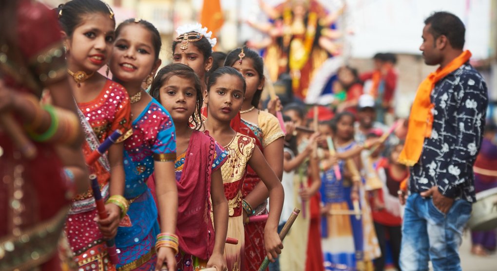 Hinduistický festival o opojném míšení pohlaví: na oslavy jedině s kondomem
