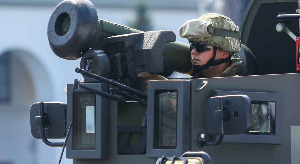 Jak dostat na Ukrajinu více zbraní? Pentagon řeší varianty dodávek
