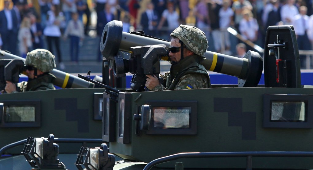 Nová patronka Ukrajiny. Svatá Javelina drží v rukou protitankovou střelu