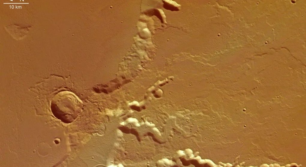 Voda na Marsu: Vědci objevili nedaleko marsovského rovníku obrovský zdroj ledu
