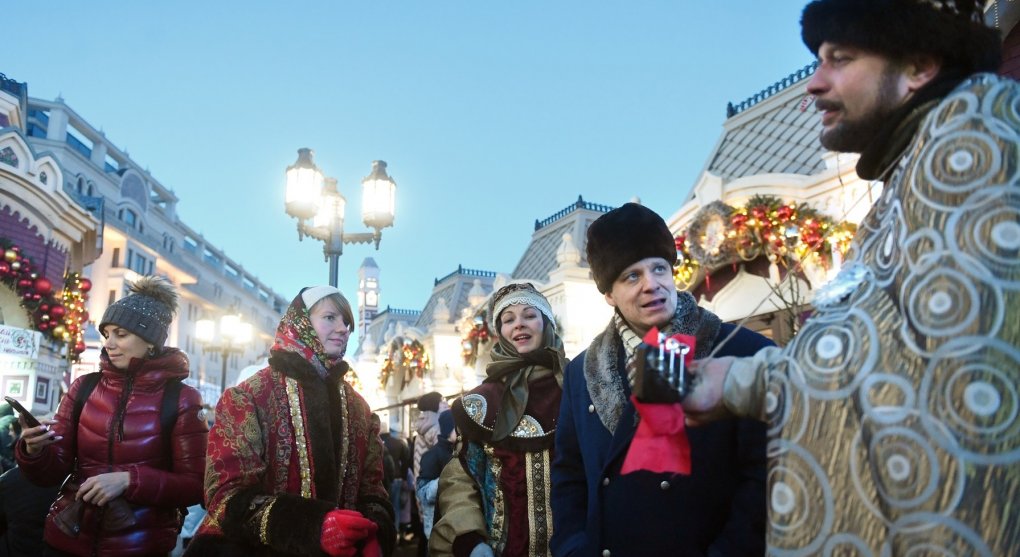 Novoroční oslavy Kremlu: zabíjení civilistů na Ukrajině a pokleslá televizní show