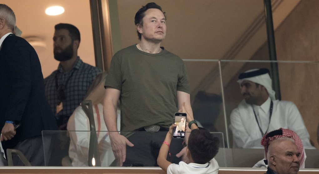 Těžký týden Elona Muska: Tesla, Twitter, titul (boháče číslo jedna)