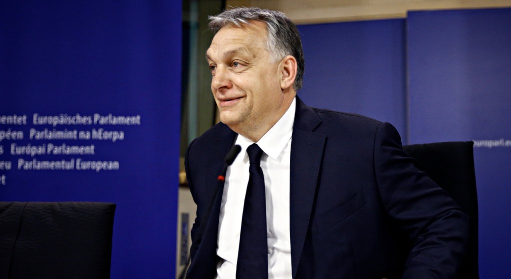Orbán a Le Penová se posmívají Bruselu: Korupce z Kataru je lepší než z Kremlu?