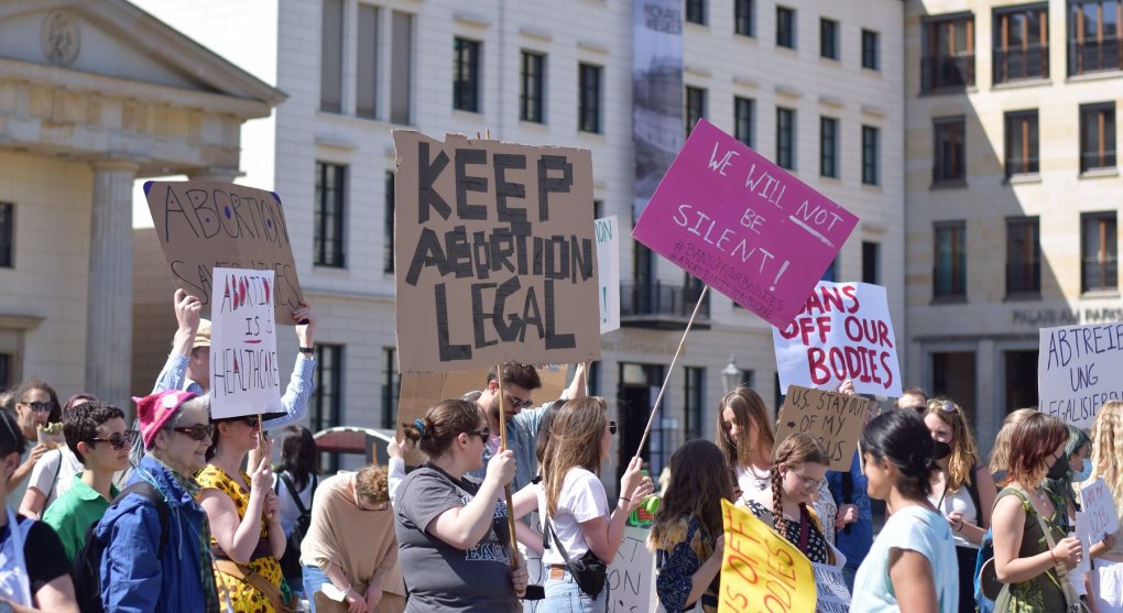 Němky chtějí svobodu potratů. Omezení vychází ještě z nacistické éry