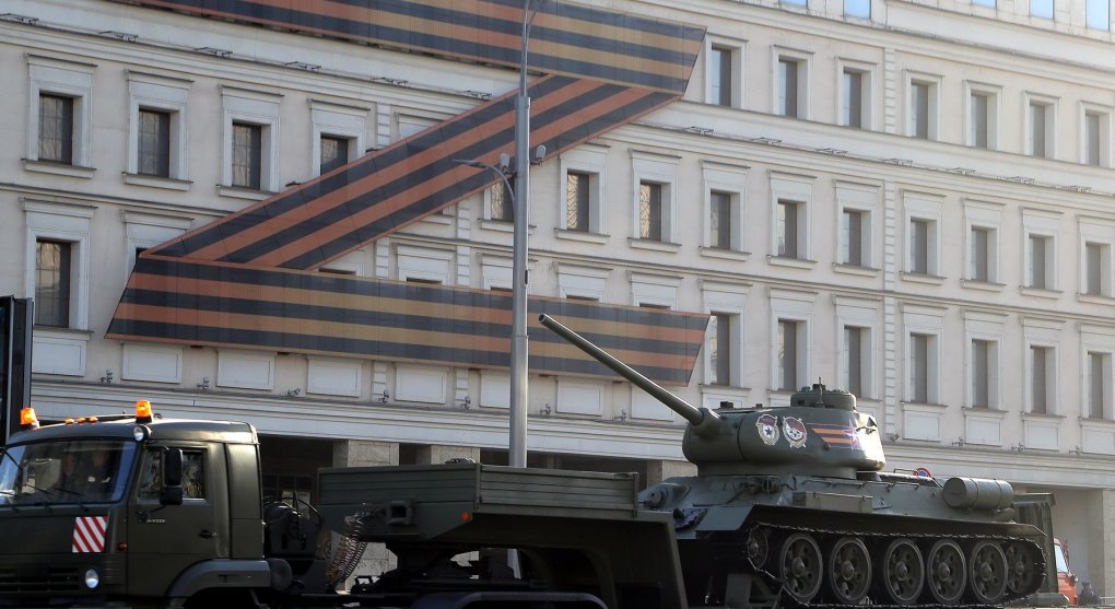 Velká Putinova ostuda. Jeden sovětský tank a nejkratší vojenská přehlídka za dekády