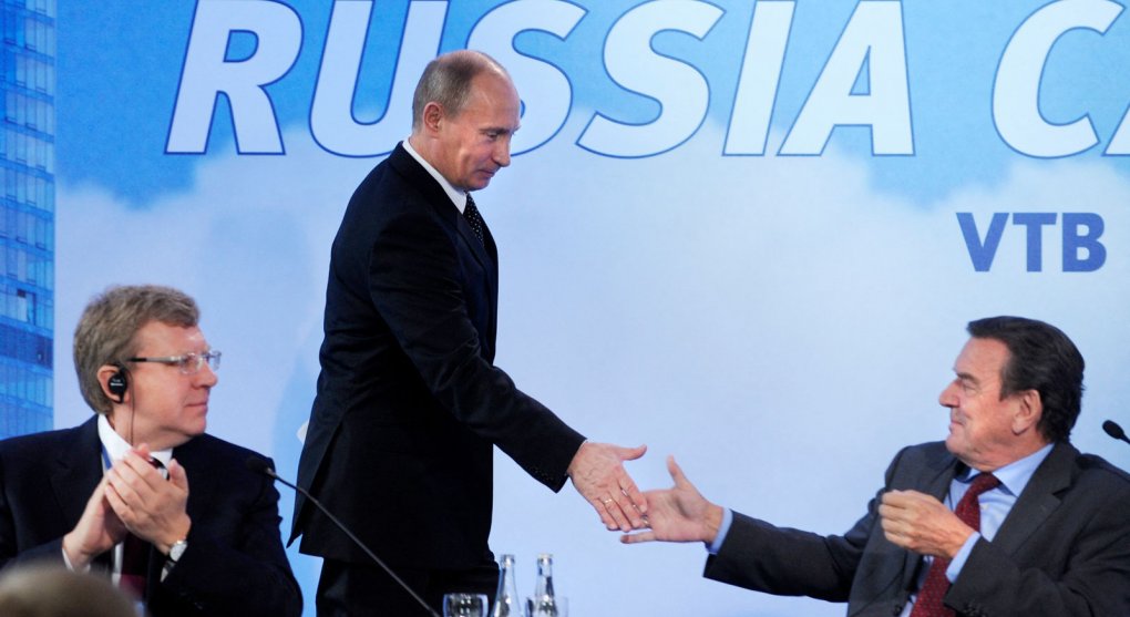 Proč se Schröder nevzdá přátelství s Putinem