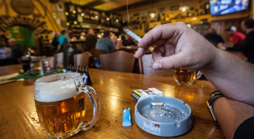 Proč jsou Češi spokojení se zdravotní péčí, ale cítí se nemocní a piva se nevzdají?
