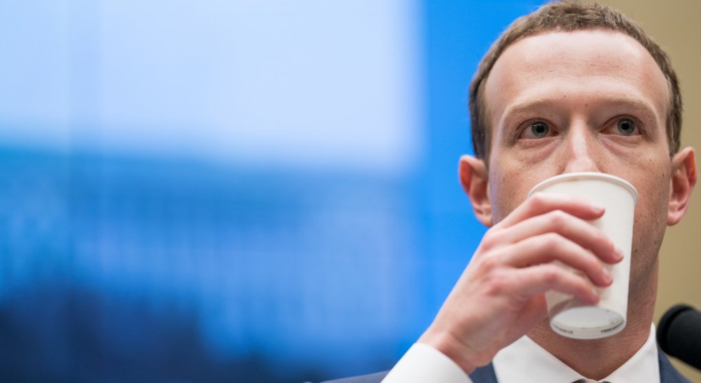 Facebook omezí politickou reklamu. Mafie ze Silicon Valley, zní od Trumpa