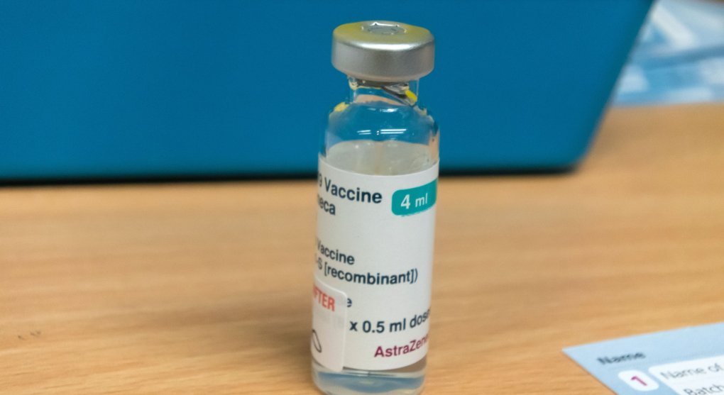 AstraZeneca se brání: V běžné populaci je potíží víc než po našem očkování