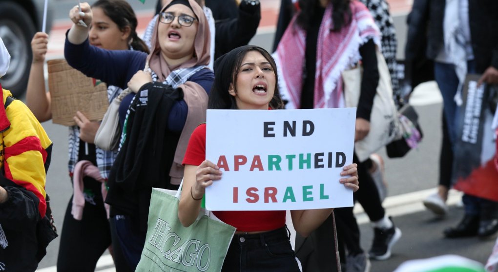Izrael uplatňuje apartheid, tvrdí Amnesty International. Rozpoutala bouři
