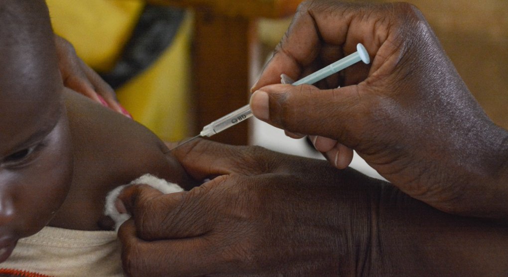První vakcína proti malárii. WHO doporučila plošné očkování dětí v subsaharské Africe
