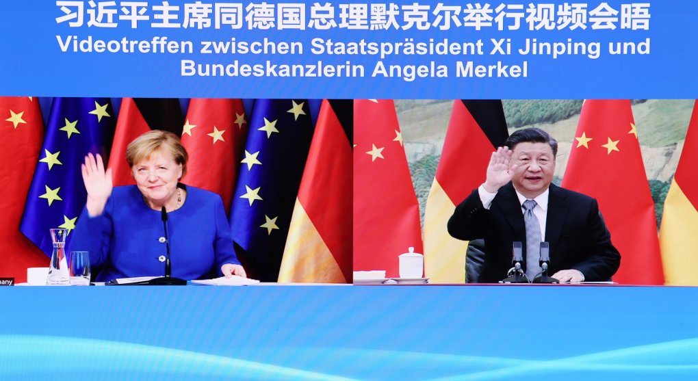 Starý přítel Číny. Merkelová ve společnosti Castra a Nixona