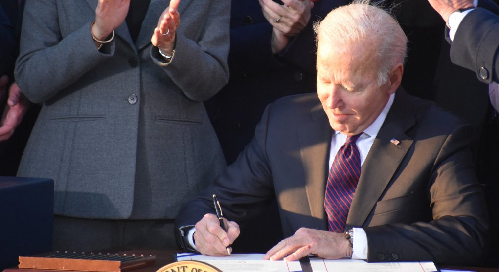 Biden podepsal balíček investic do infrastruktury. Má mu vrátit popularitu