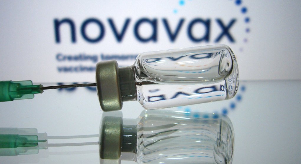 EMA schválila první proteinovou vakcínu na covid-19