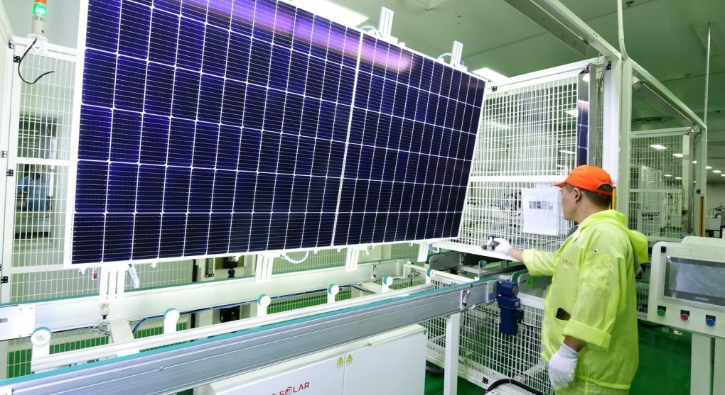 V Česku by se mohly ve velkém vyrábět solární panely. Kvůli liknavosti státu jsou ale miliardové investice ohroženy