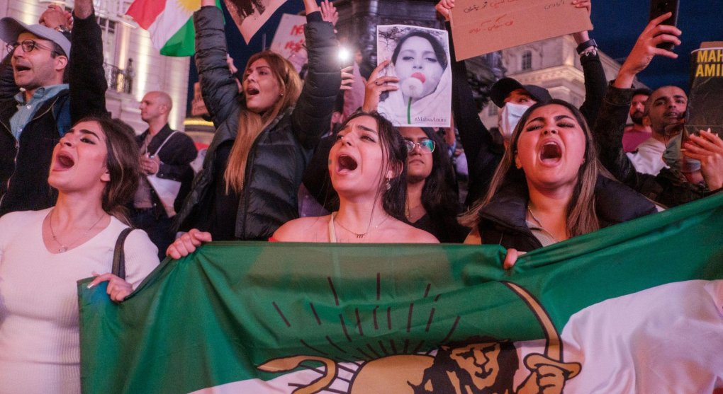 Ženy v čele islámské revoluce? Proč Íránky pálí hidžáby