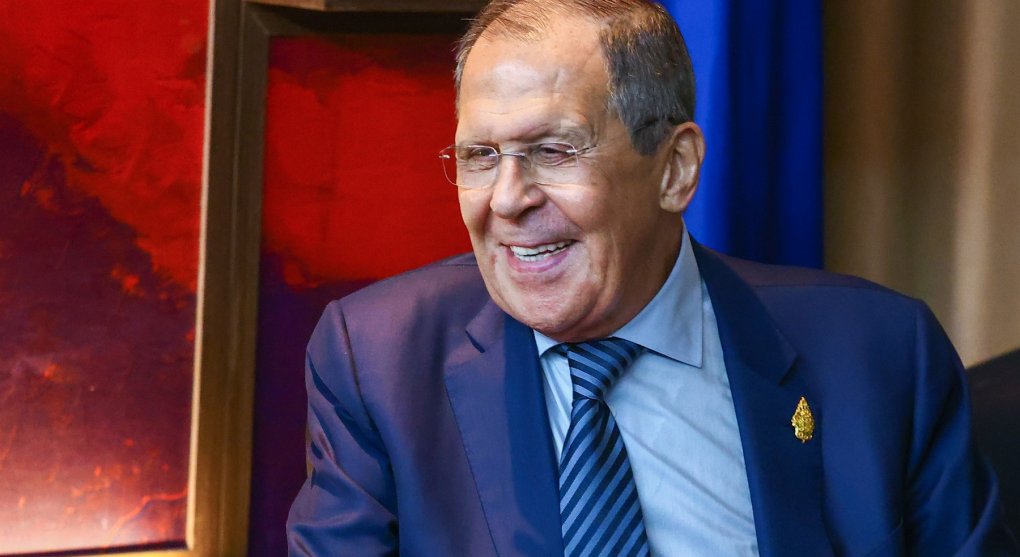 Lavrovovy hodinky a Putinova bunda. Jak ruští pokrytci bojují proti prohnilému Západu