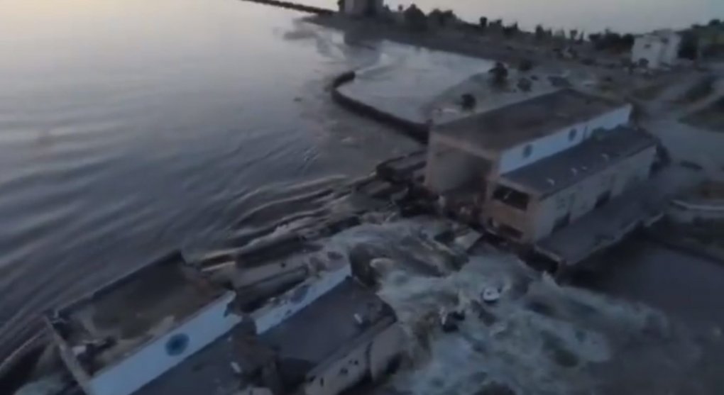 Rusové napůl omylem odpálili přehradu na Dněpru, spustili „ekocidu“