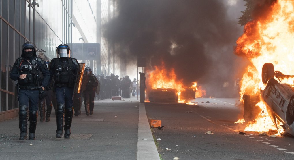 Když Francie hoří: vítězkou nepokojů v poločase je radikální pravice v čele s Marine Le Penovou