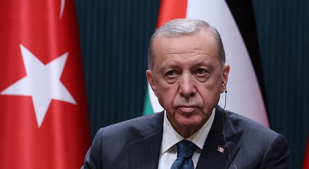 Jak rozumět Erdoğanovým názorovým veletočům? Turecký prezident nutně potřebuje peníze