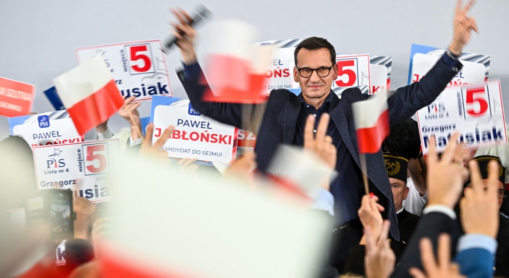 Kdo vyhraje volby v Polsku, je téměř jisté. Kdo ale sestaví vládu? Zemi hrozí dokonalý pat