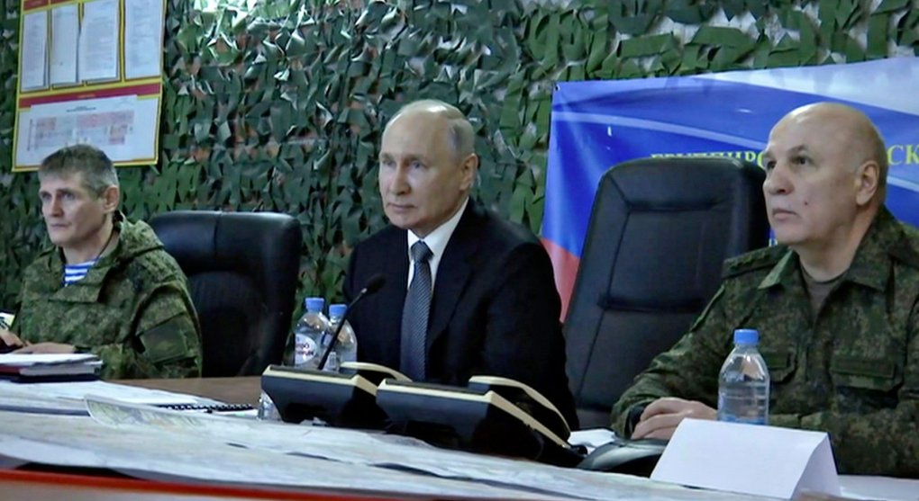 Putin chtěl napodobit Zelenského a vyrazil se ukázat na frontu. Byla 150 kilometrů daleko