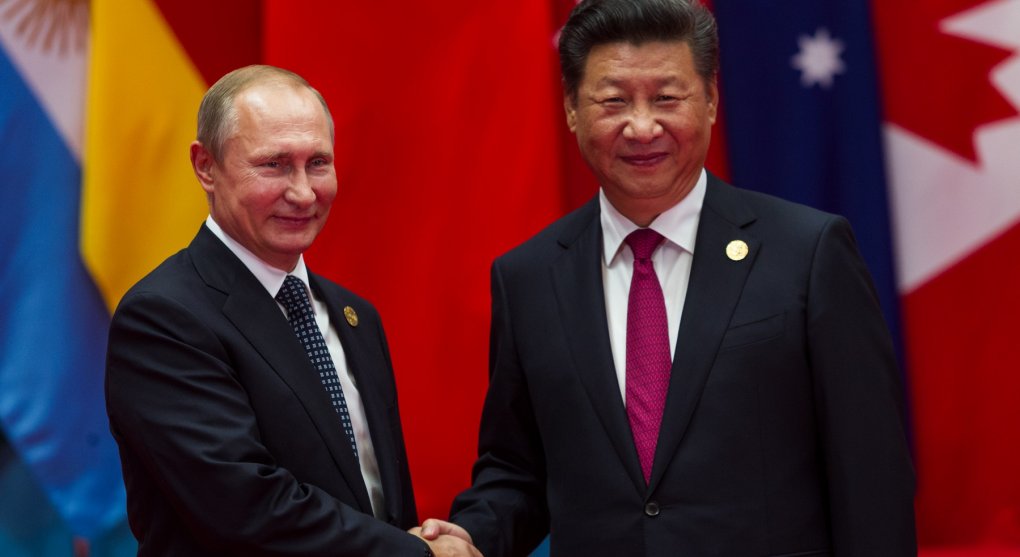 Čína se Putinovi na pomoc nehrne. Čeká, až Rusko po sankcích Západu vykrvácí