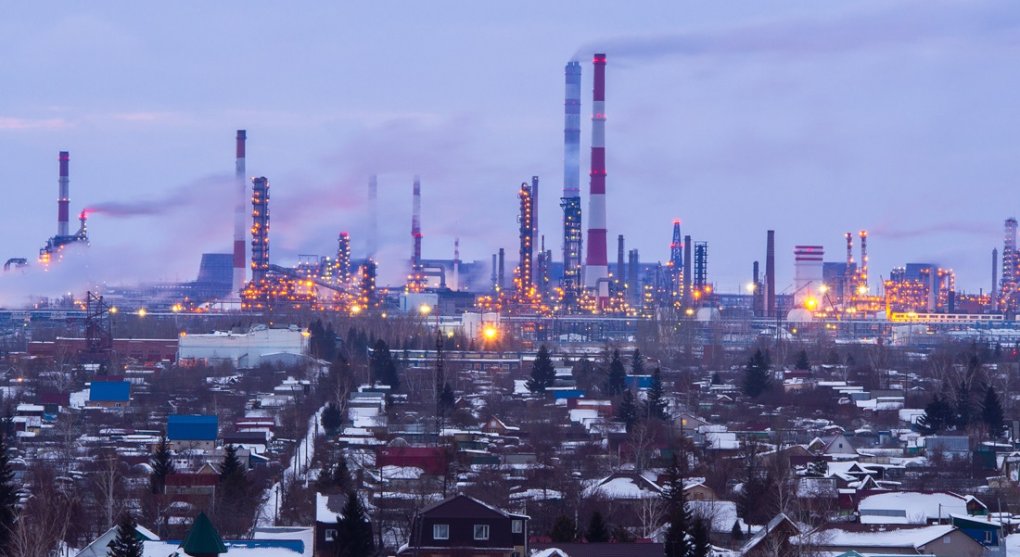 Kyjev hraje s Kremlem šachy – postupně ničí ropné rafinerie, Rusům chybí palivo