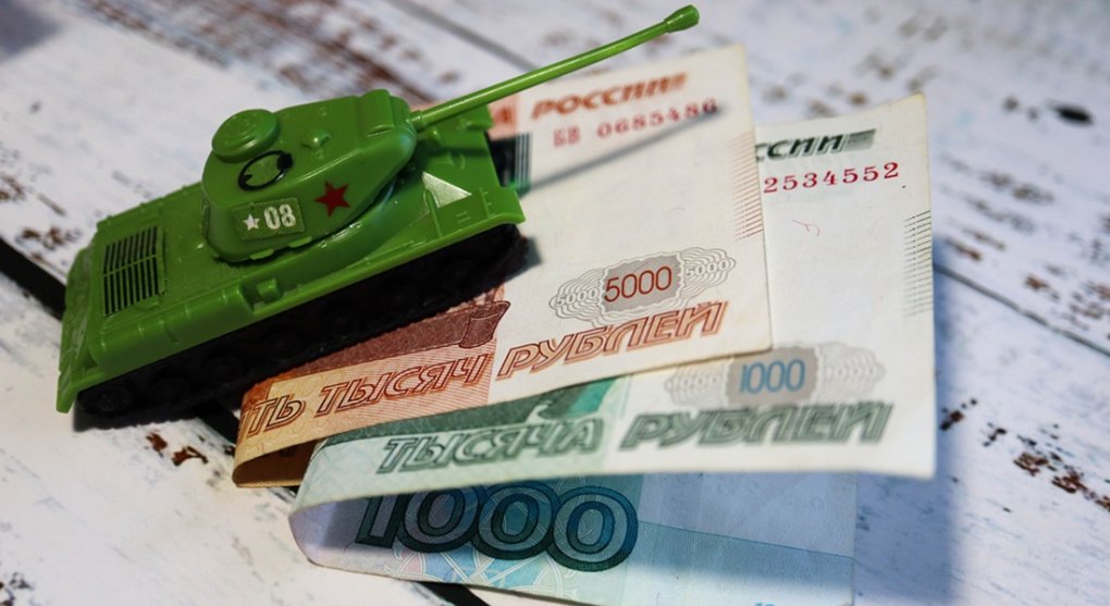 Proč se Rusko vyhnulo bankrotu? Má suroviny, zbrojí a masivně dotuje