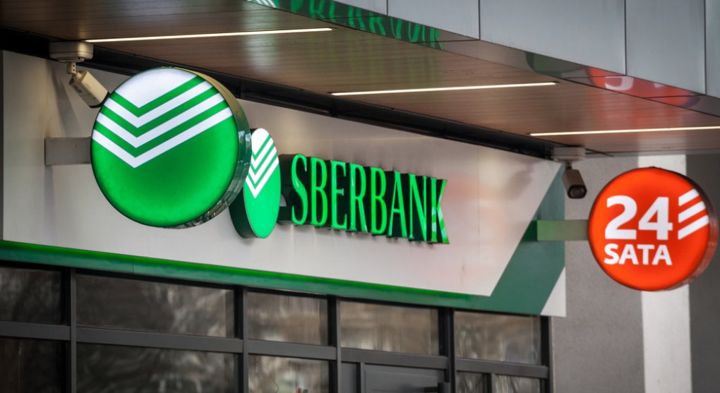 Jestřábi a supi se slétají. Kdo získá zkrachovalou Sberbank?