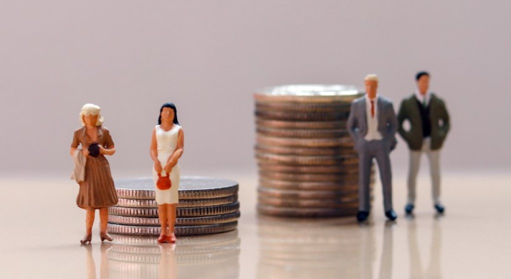 Gender pay gap se snižuje. Proč ženy berou méně než muži?
