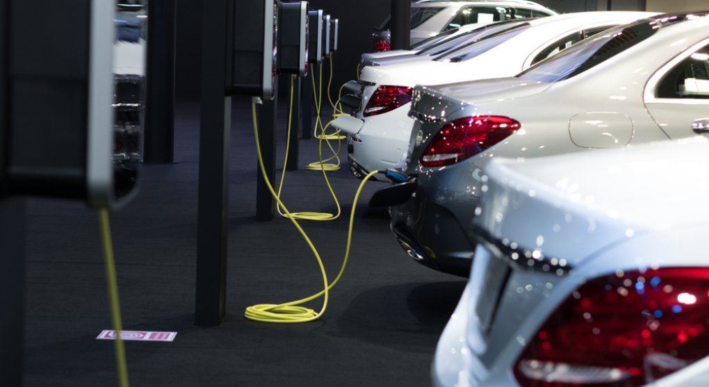 Další v řadě: Mercedes-Benz ustupuje od plánu vyrábět od roku 2030 pouze elektromobily