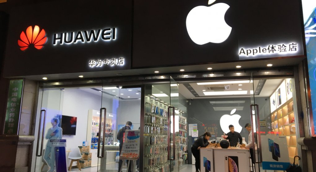 Prodej iPhonů v Číně klesl. Tržní podíl zvyšuje Huawei